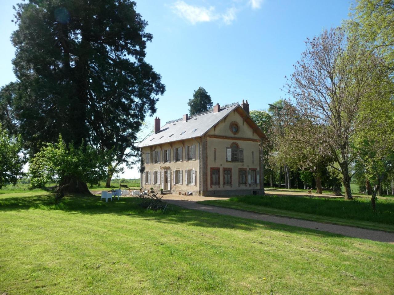 Domaine De Savigny Bed & Breakfast Saint-Saulge Exterior photo